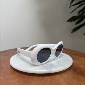 White Oval Retro Look Sunglasses